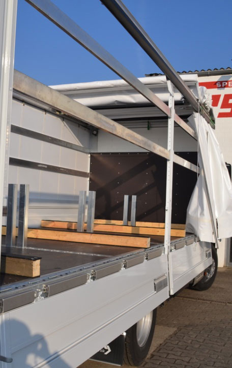 LKW-Aufbau mit integrierten Sicherungssystemen