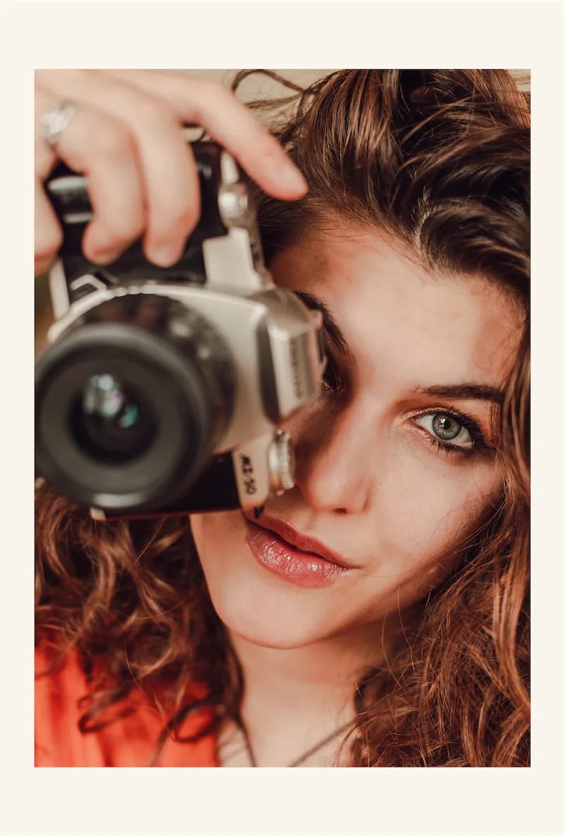 Photo portrait de Anne lise tenant un appareil photo en format portrait polaroïde