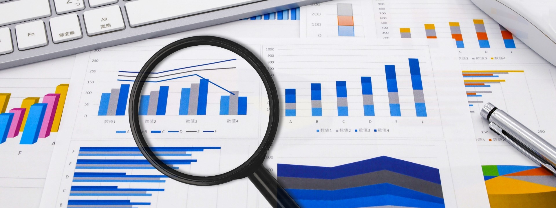 机の上にグラフが書いた紙が載っている画像