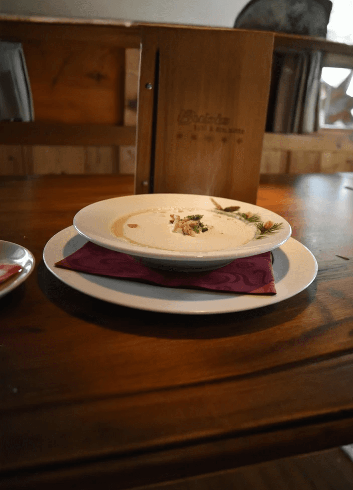 Ein Bild von Bubis Zirbensuppe.