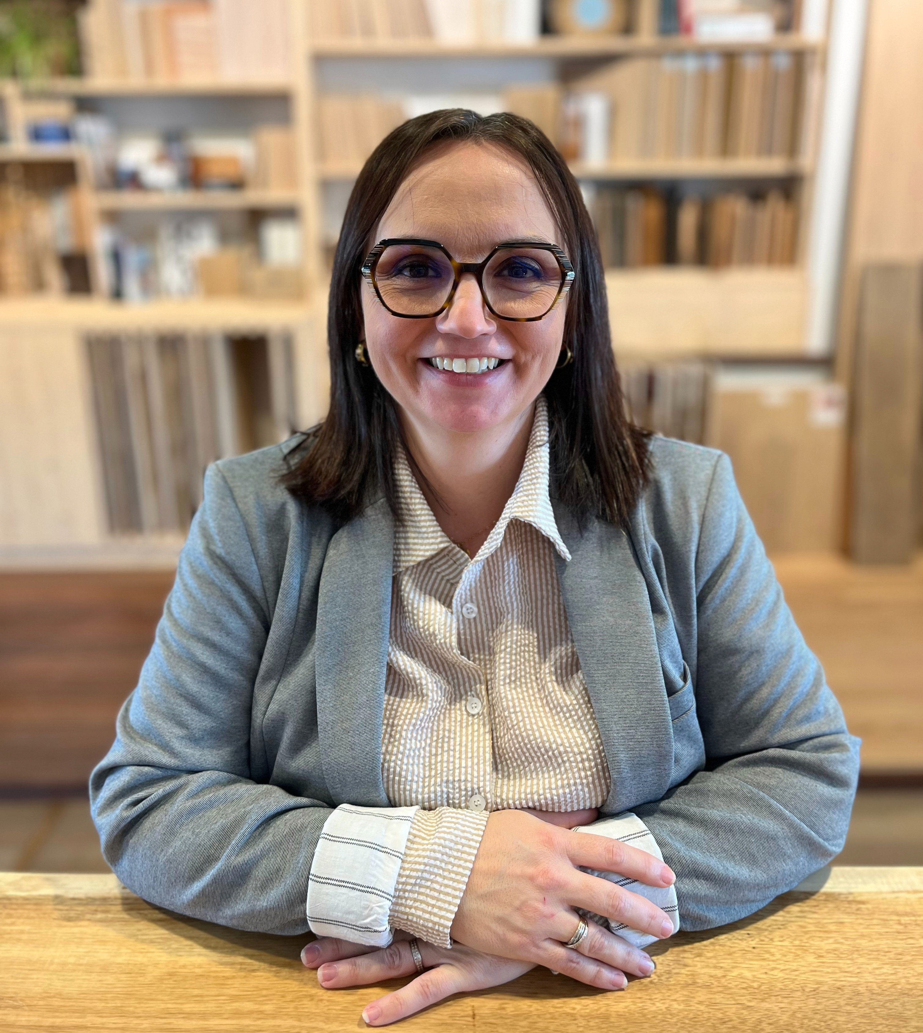 Christelle Darrigol, designer d’intérieur au Pays Basque, dans son showroom de matériaux