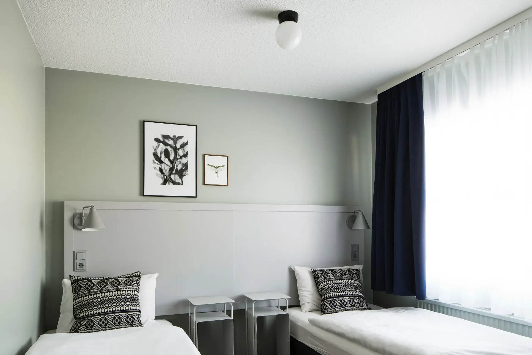 double bed debroom with nice and cozy bed