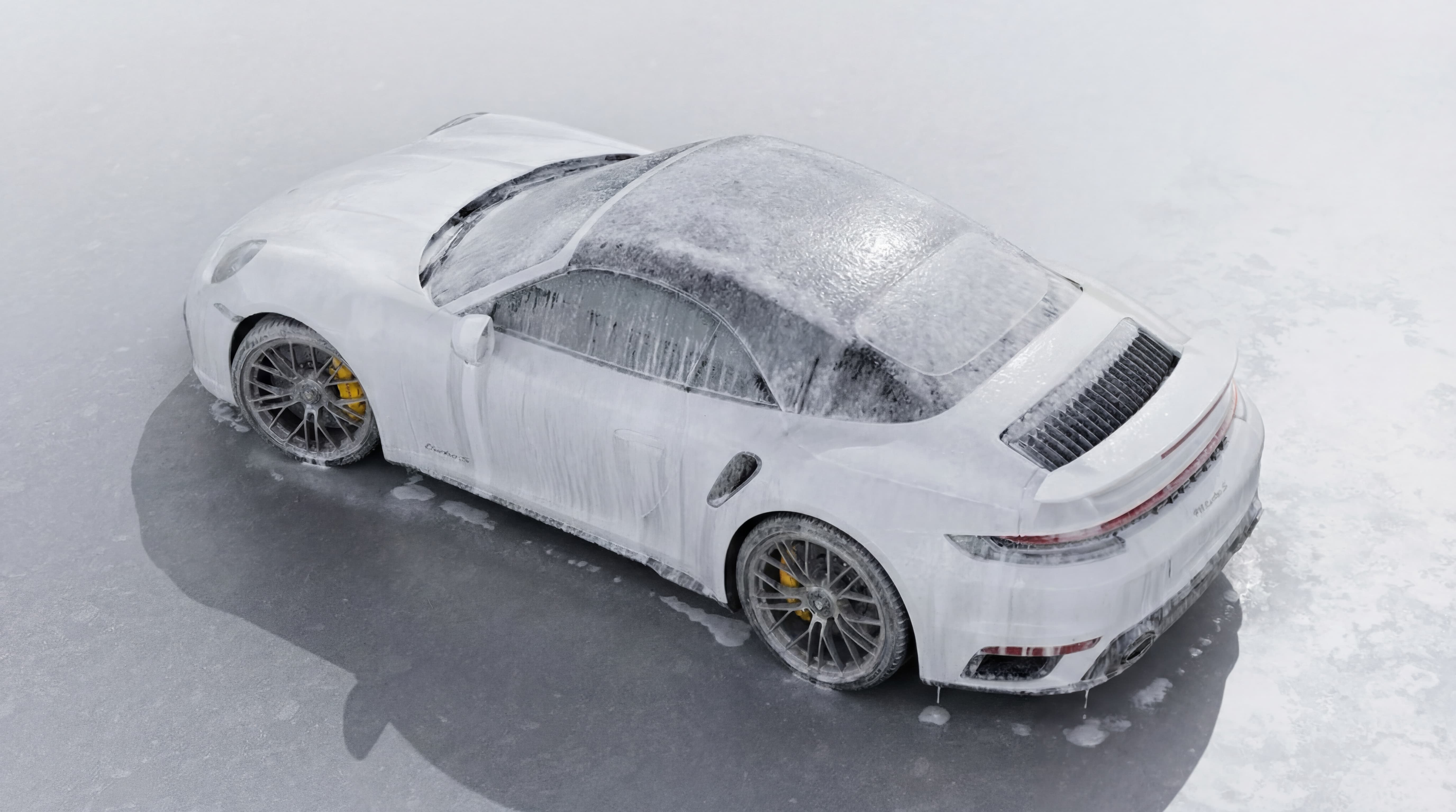 Porsche 911 Turbo S blanche recouverte de mousse active