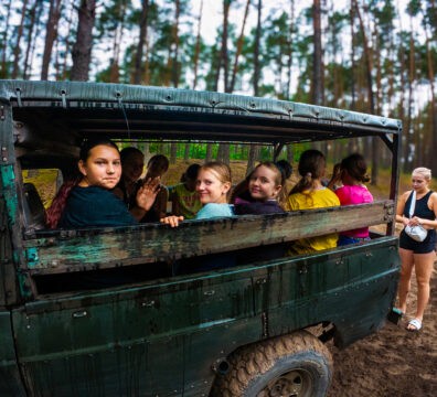 Zbliżenie na ręce fizjoterapełty masującego plecy kobiety