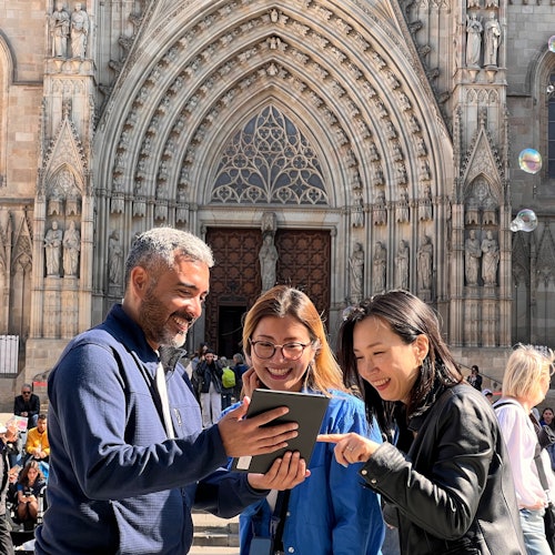 在巴塞罗那大教堂前