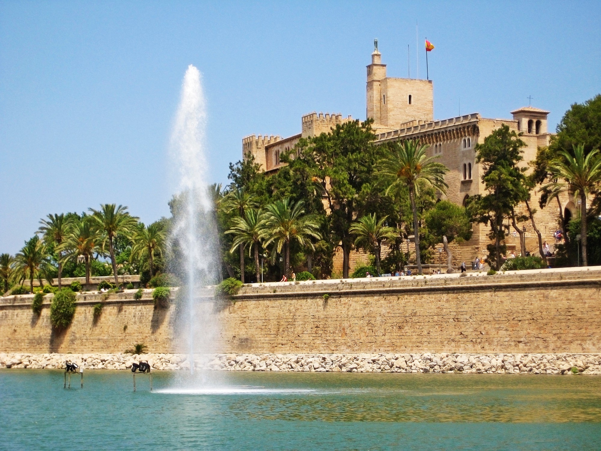El Palacio de la Almudaina y su fuente, en Palma