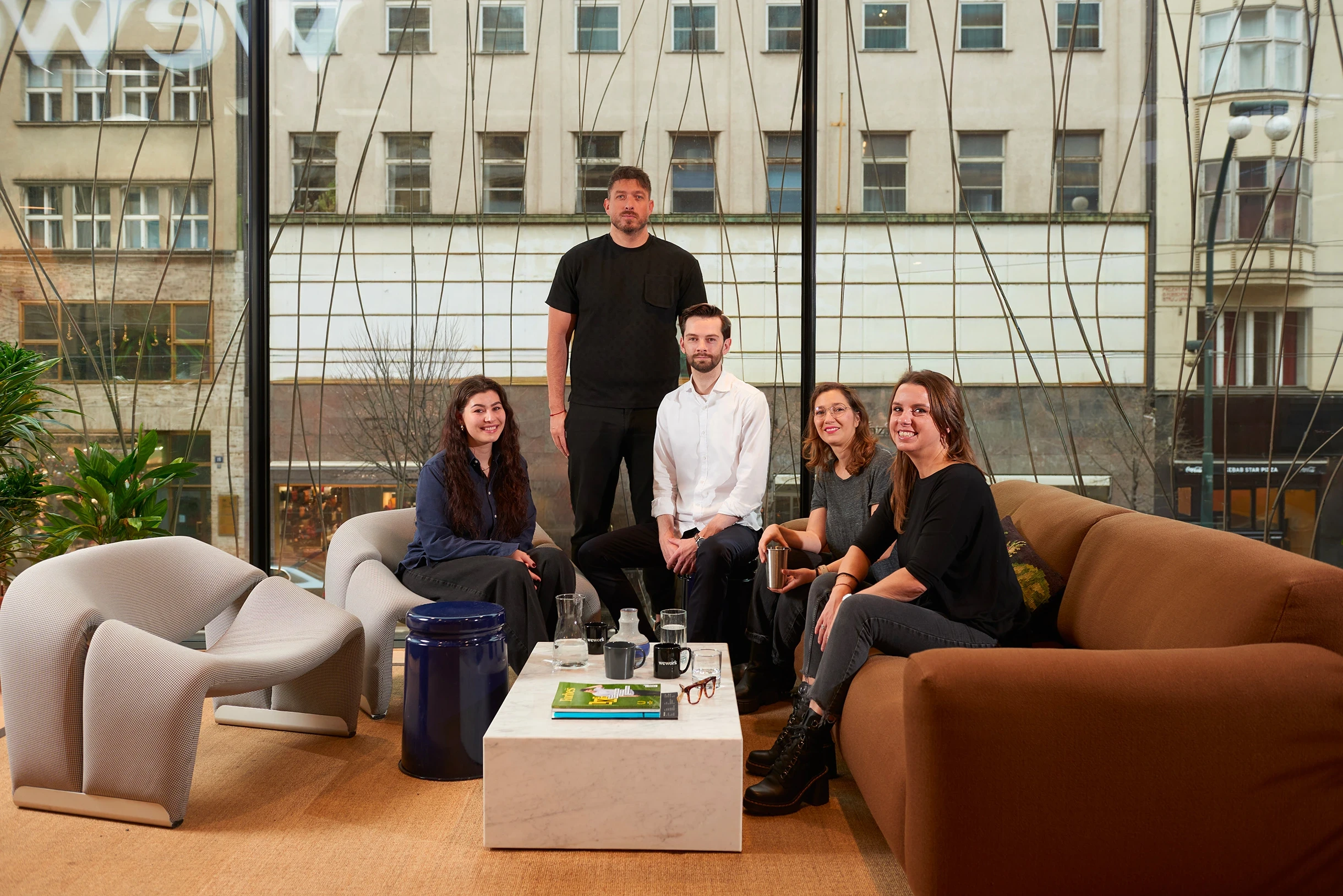 Společná fotografie studia Groovio v jejich kancelářích WeWork na Národní třídě v Praze odkud tvoří webové stránky, značky, grafiku i marketing.