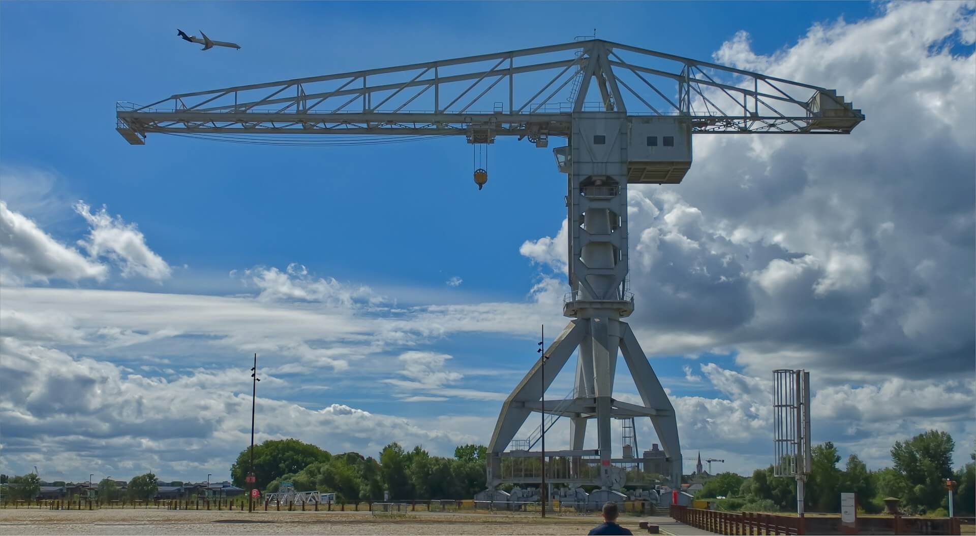 Infrastructures industrielles à Nantes illustrant l'activité logistique des Pays de la Loire.