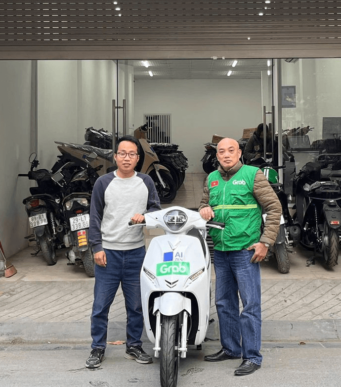 A gojek driver on a motorcycle in a city.