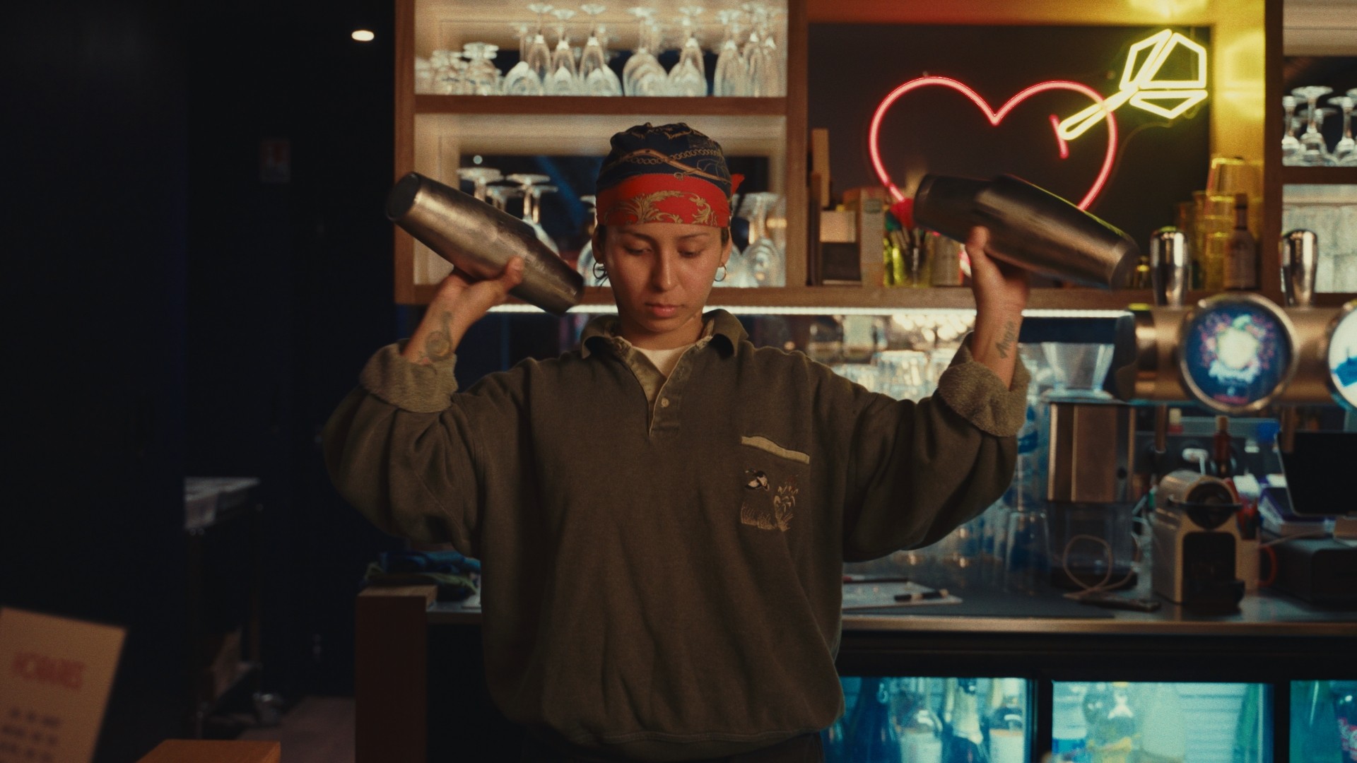 Barmaid concentrée préparant un cocktail chez Les Petites Flèches.