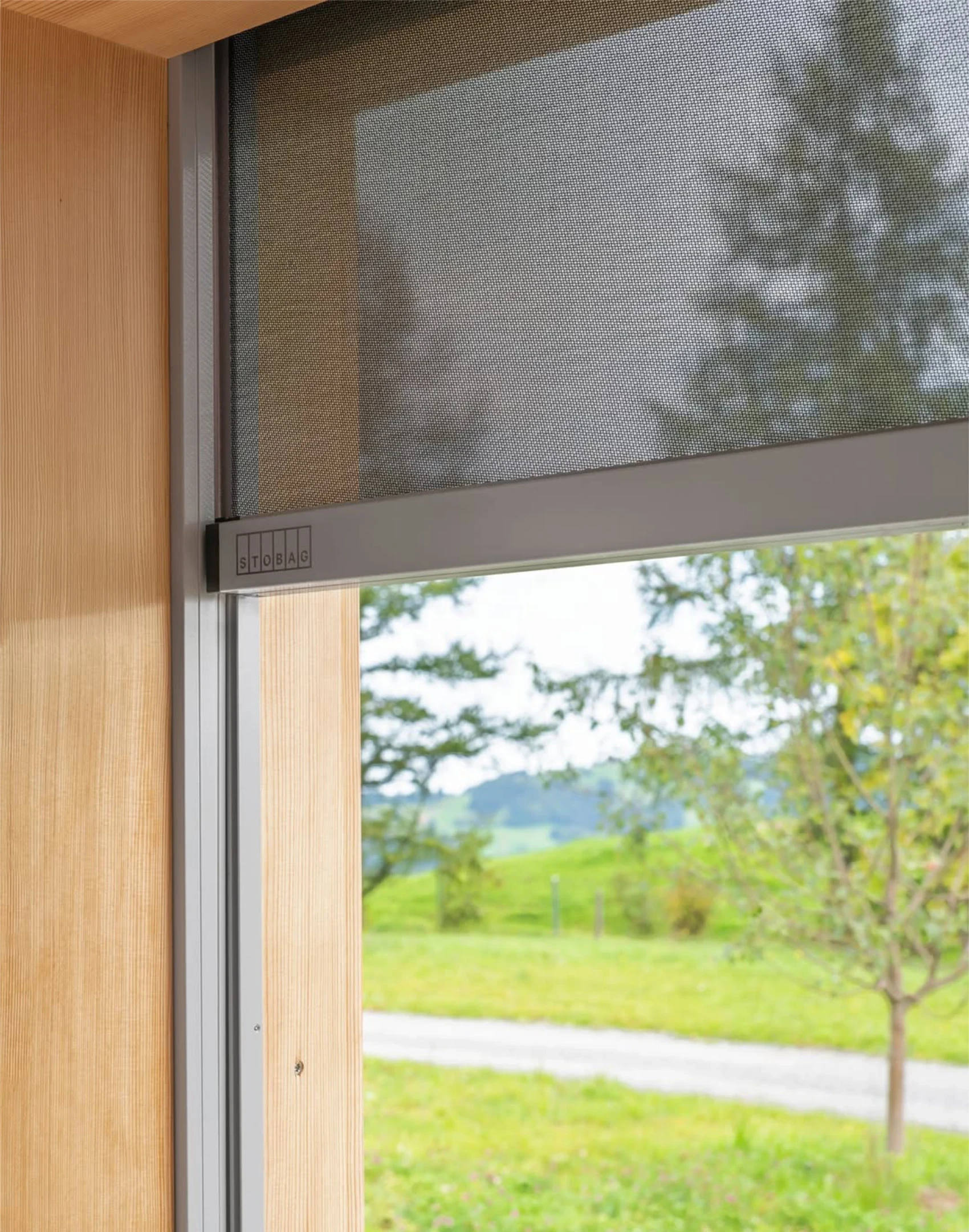 Cortina de tecido xale Hunter Douglas em sala de estar com leveza, caimento suave e controle de luminosidade em Curitiba