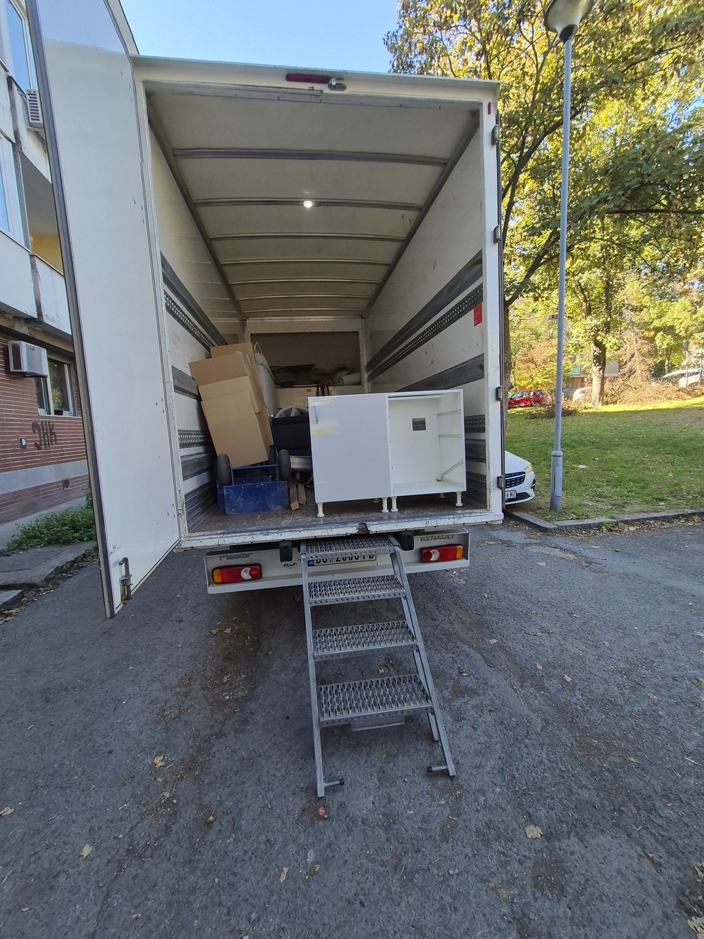 Kombi za selidbe sa utovarenim nameštajem i kutijama, profesionalna usluga preseljenja.