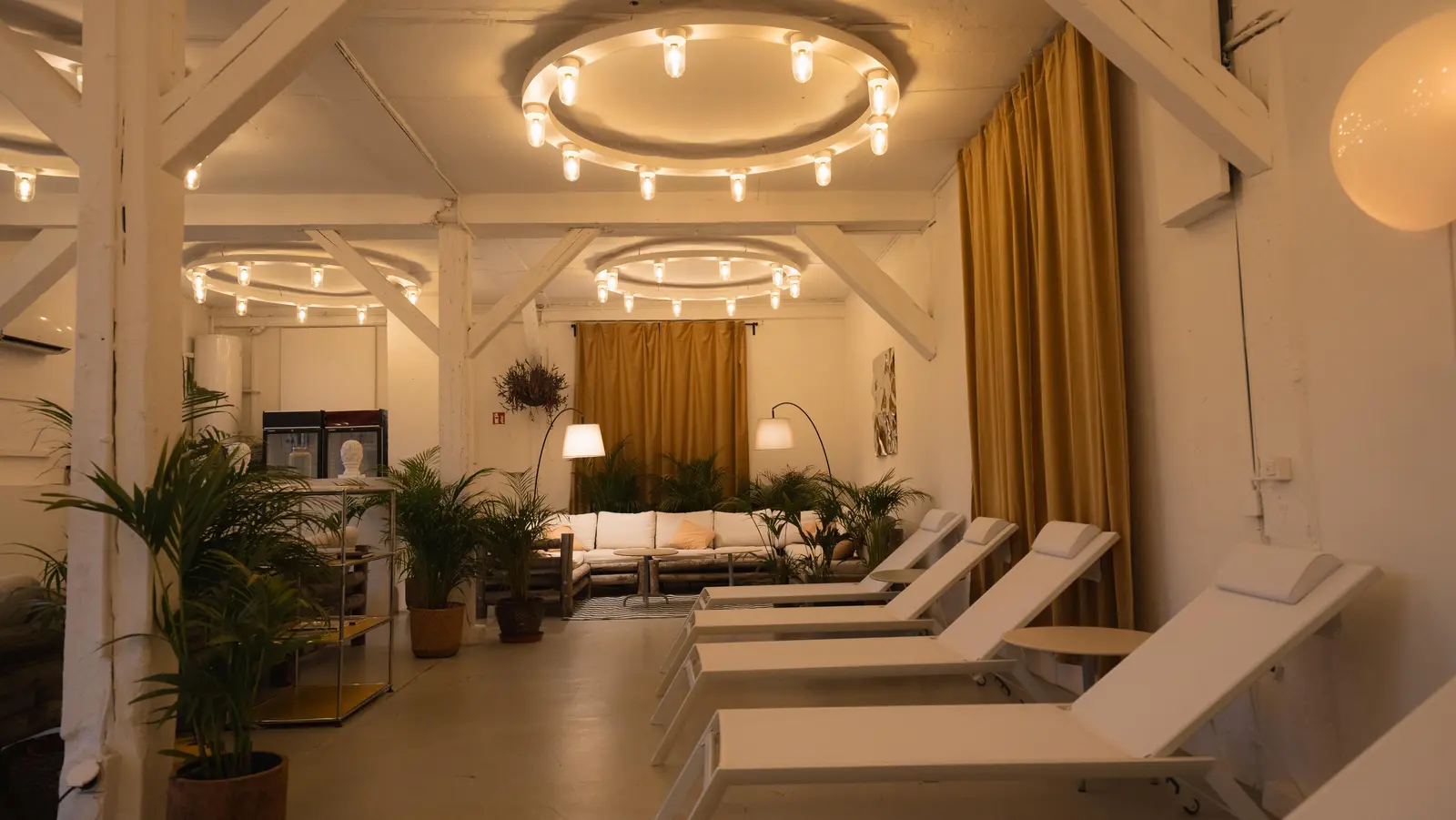 Ruheraum mit Liegen und Lampen an der Decke