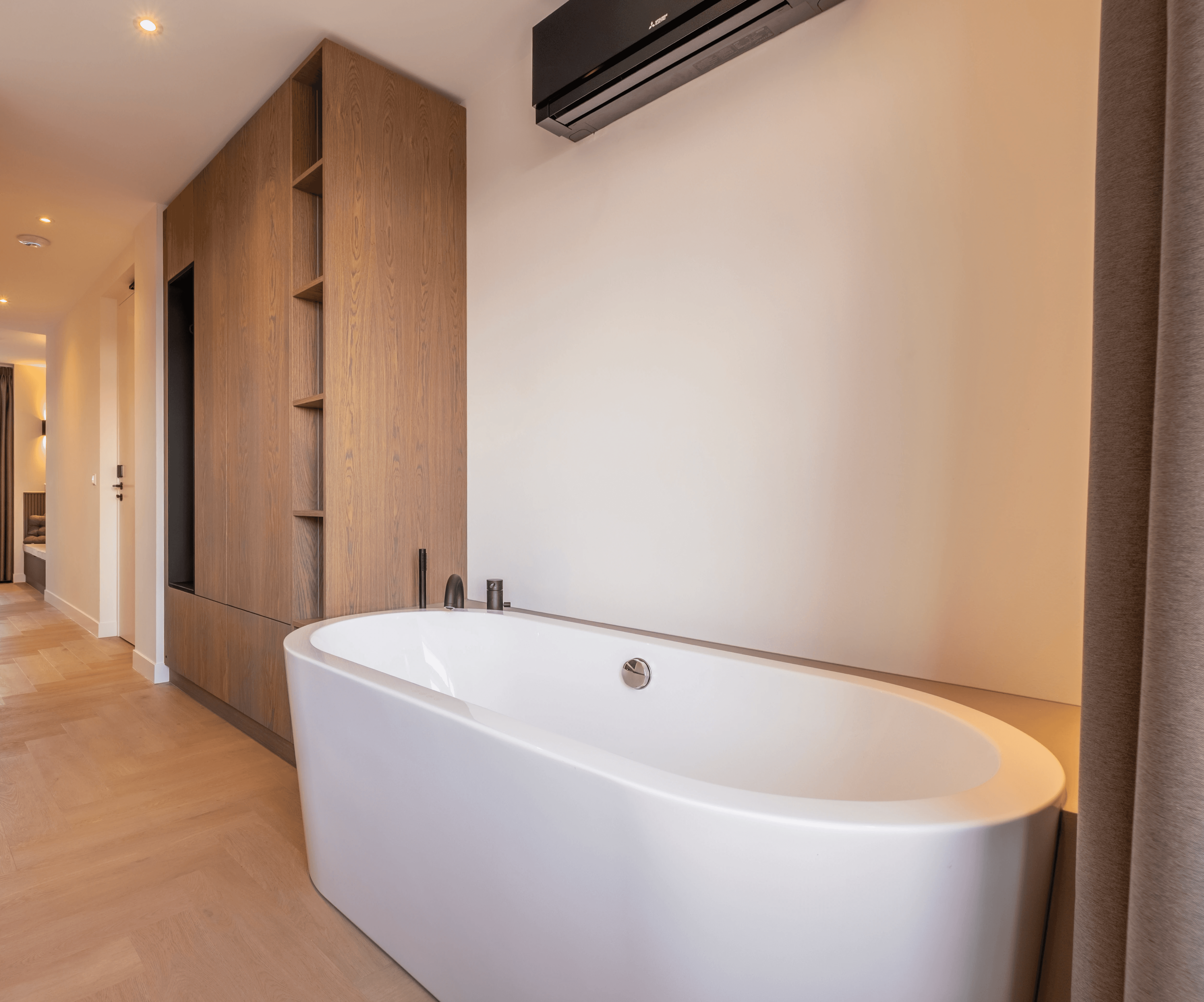 Design badkamer met gouden kraan en luxe verzorgingsproducten in Hotel Four Stories