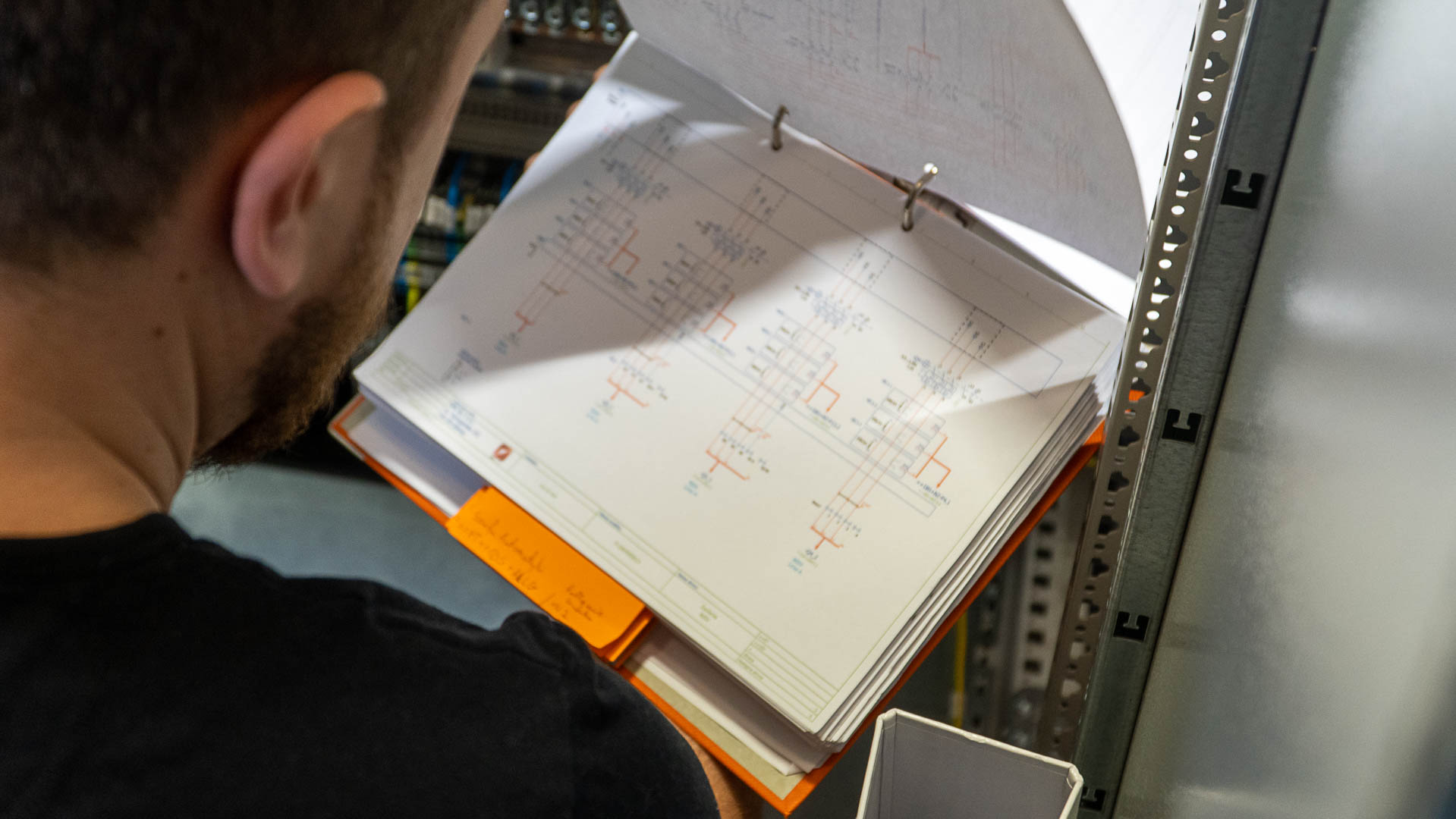 Instruktorius prie schemos