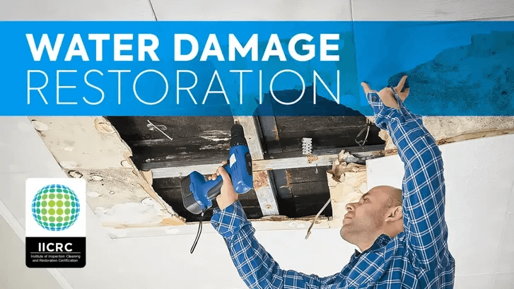 magischer Plan zur Wasserschadenreparatur mit einem Techniker, der eine beschädigte Decke inspiziert