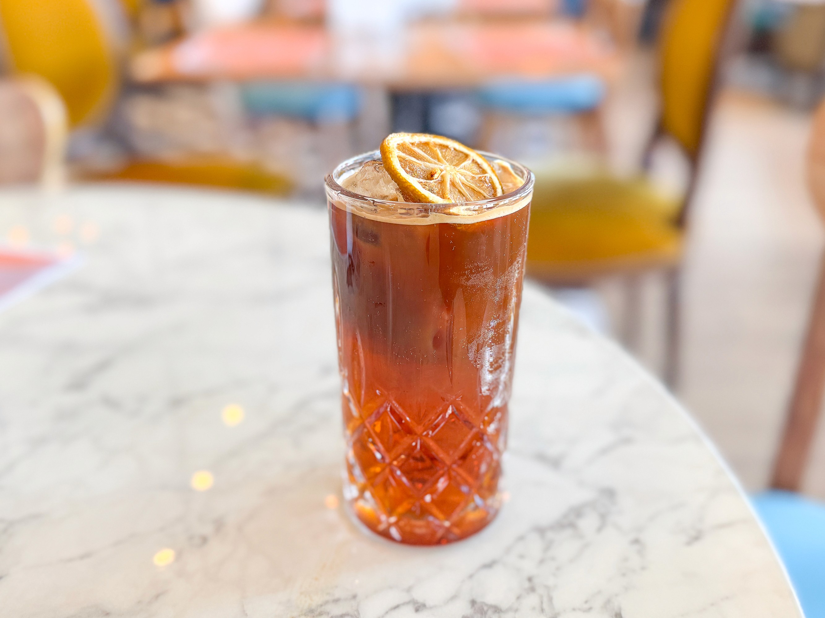 Bebida fria con una rojada de citrico desidratado