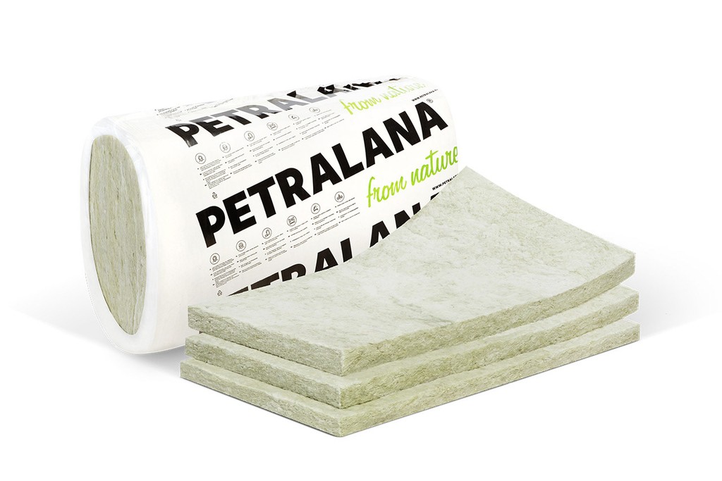 zapakowana w firmową folię rolka wełny skalnej Petralana