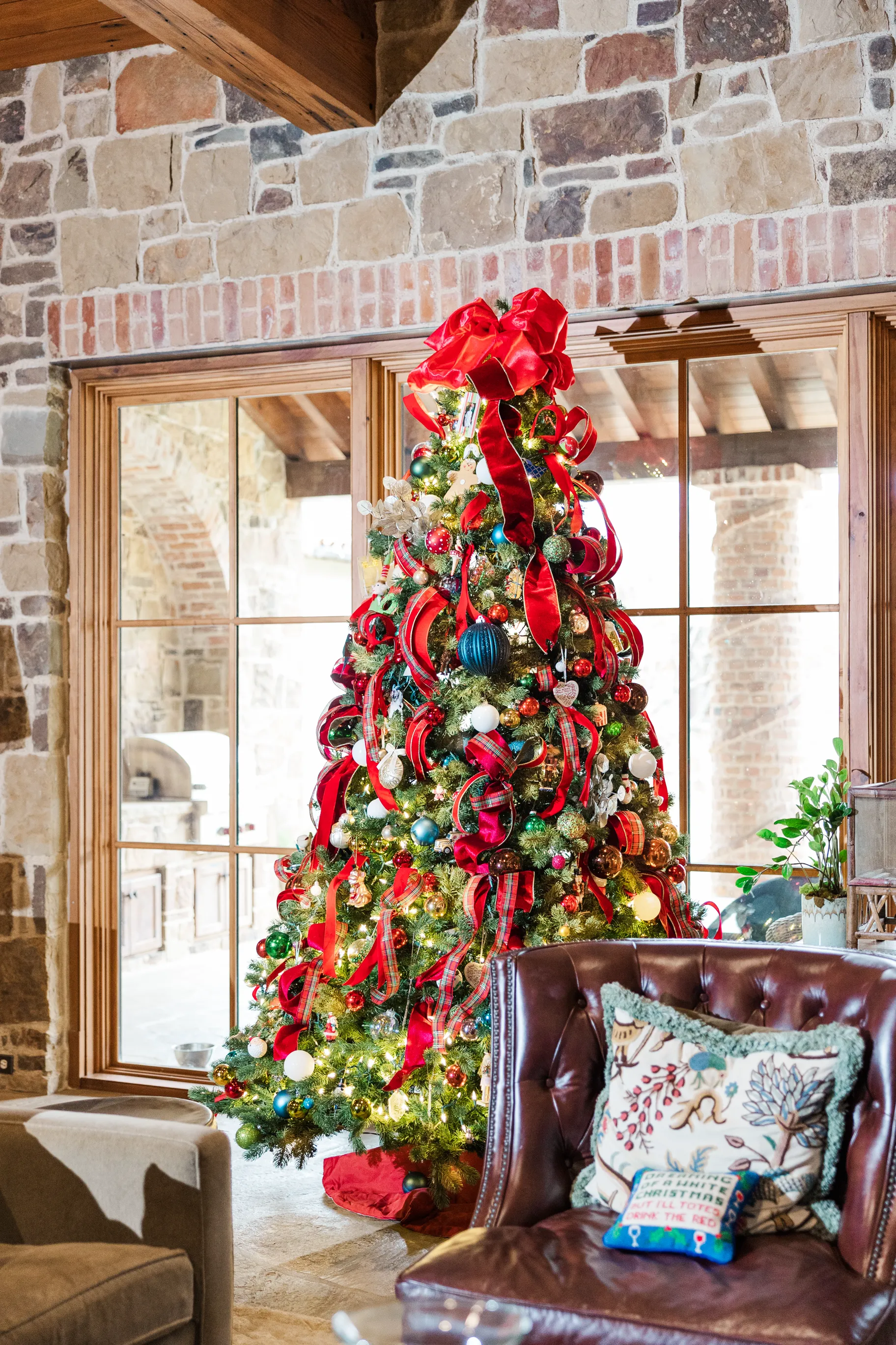Vibrant tablescape by Sarah Overall Events with pink scalloped napkins, gold flatware, personalized place settings, and colorful floral arrangements in Shreveport.