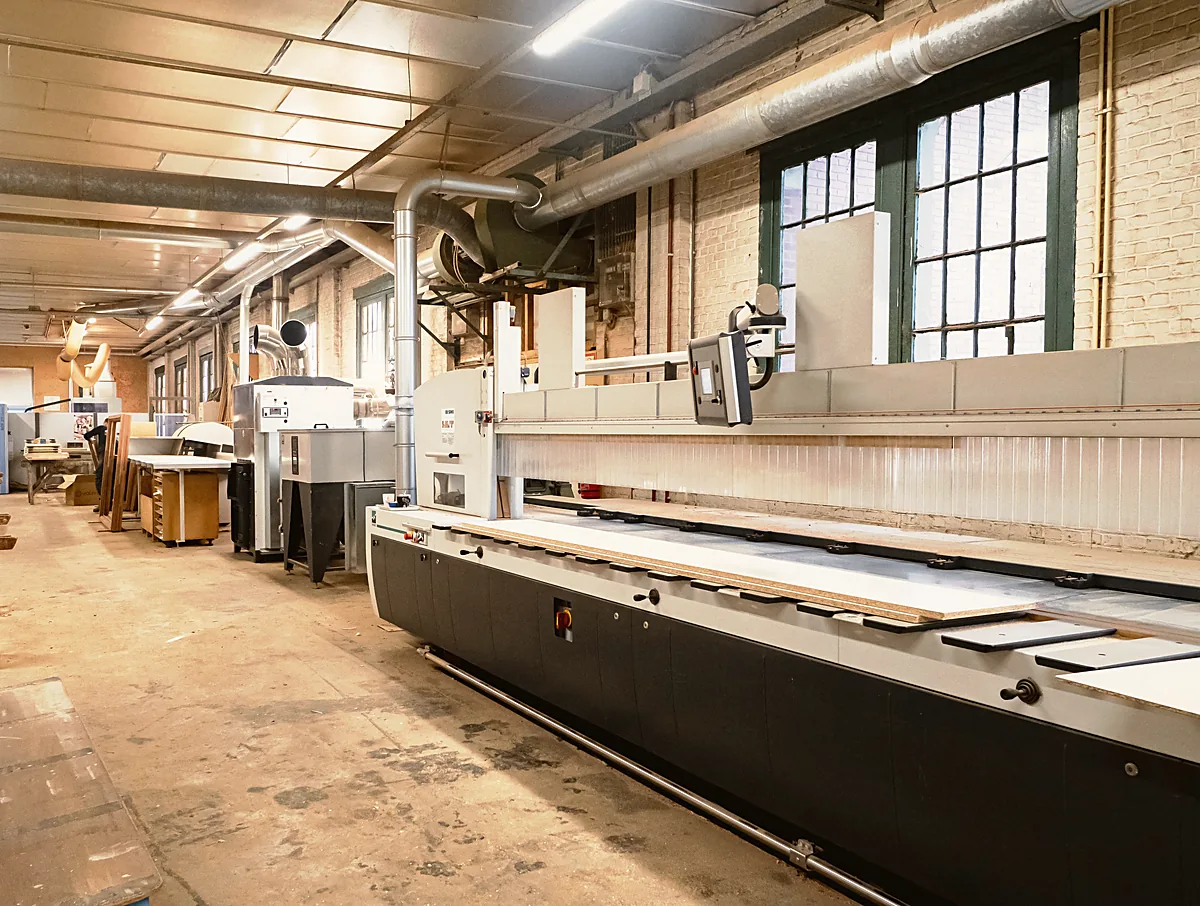 Groot CNC-bewerkingscentrum in het atelier
