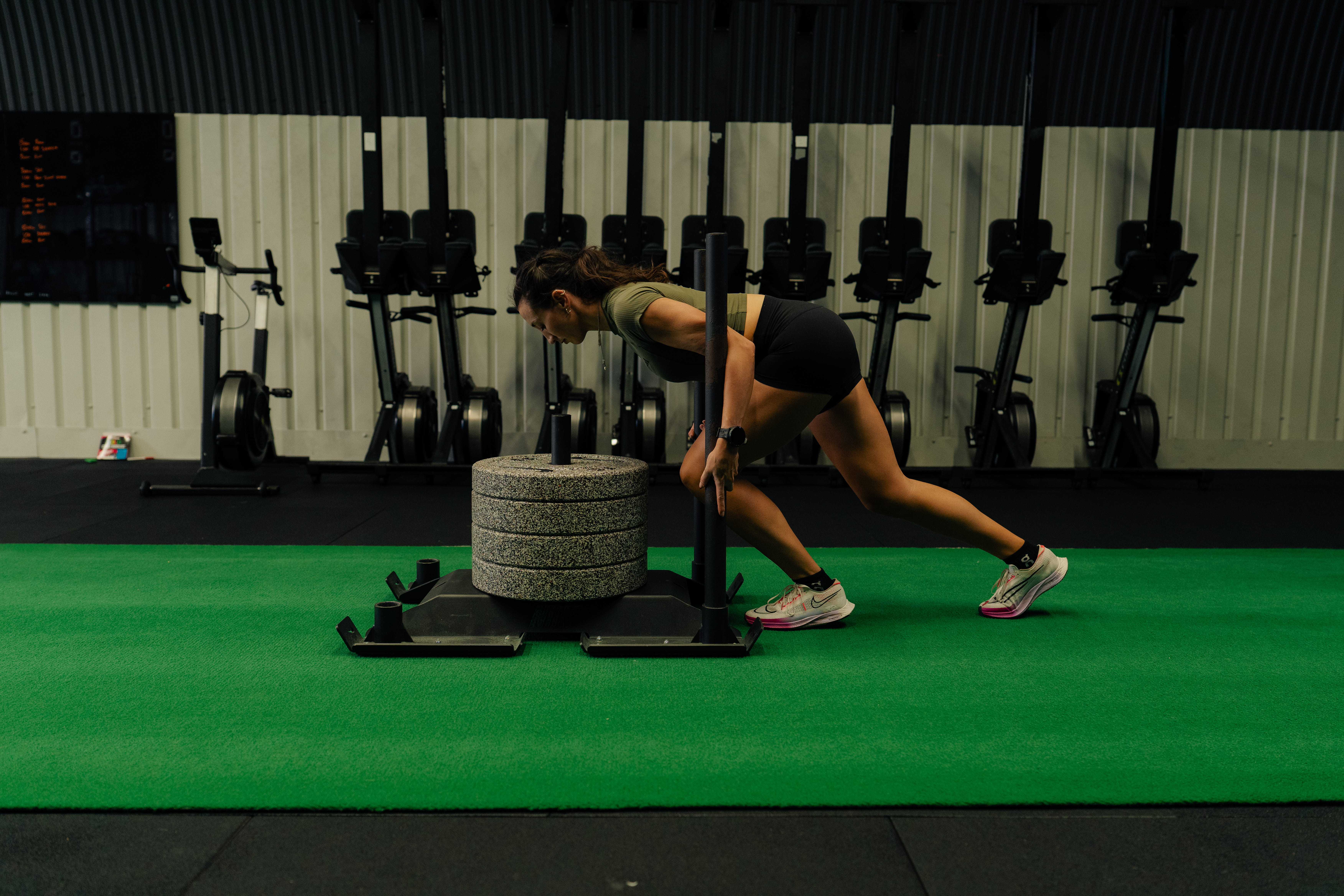 woman building muscles - Why Am I Not Getting Faster at Running 
