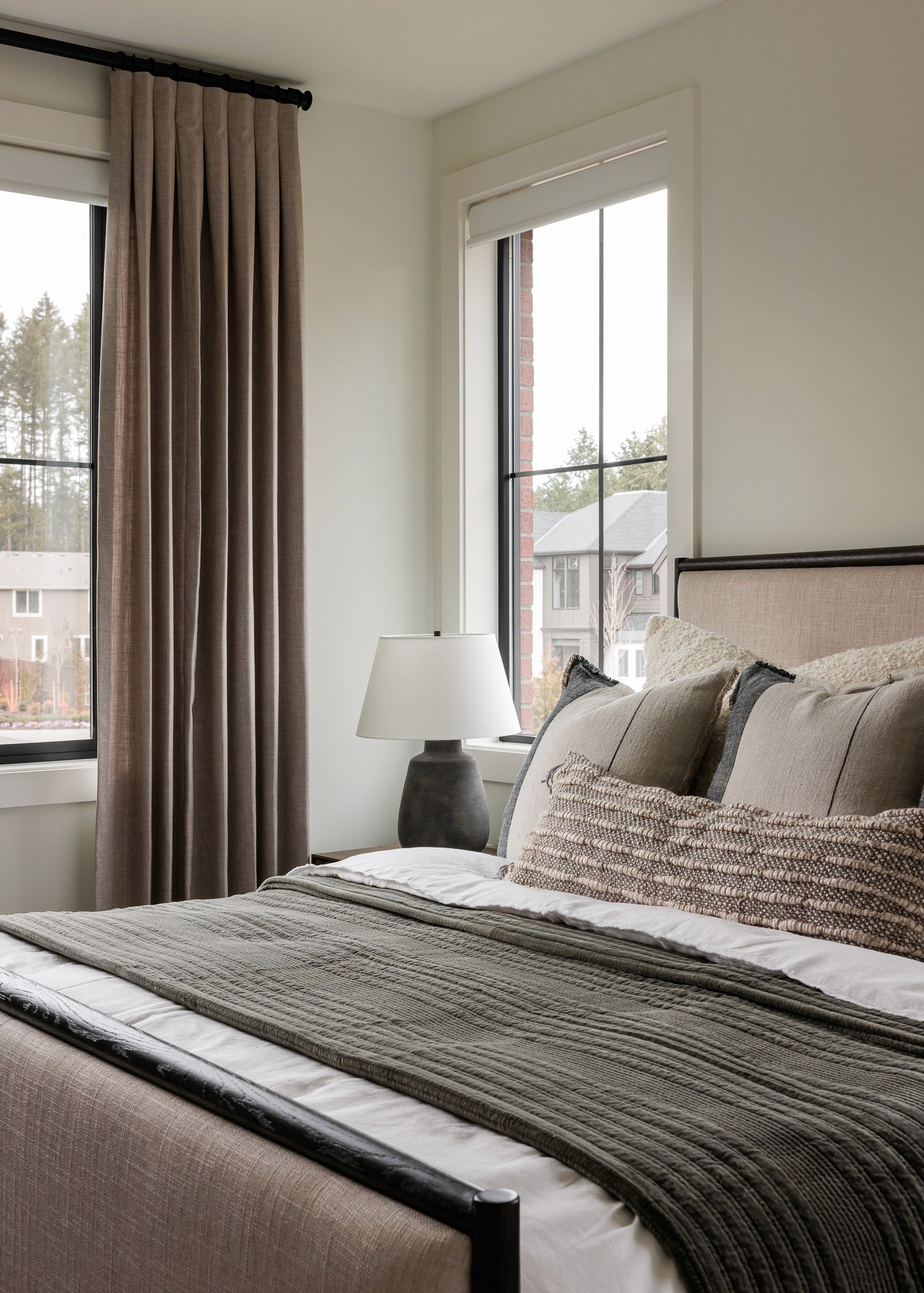 We’re so excited to share details from The Woodinville House: Guest Bedroom –– one of our favorite interior design + professional organizing projects in Woodinville, WA.