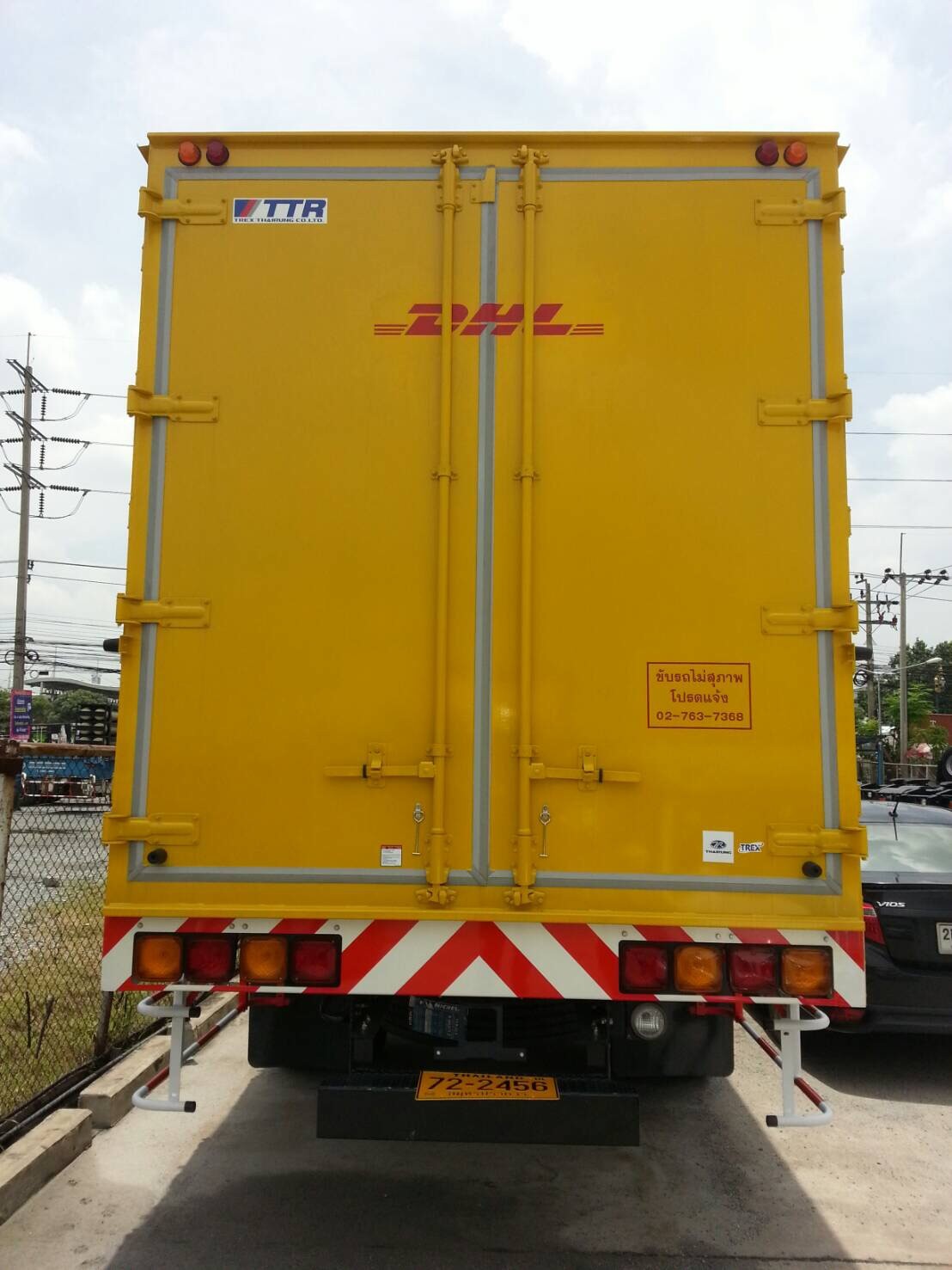 พิมพ์สติกเกอร์ติดรถตู้ขนส่ง DHL