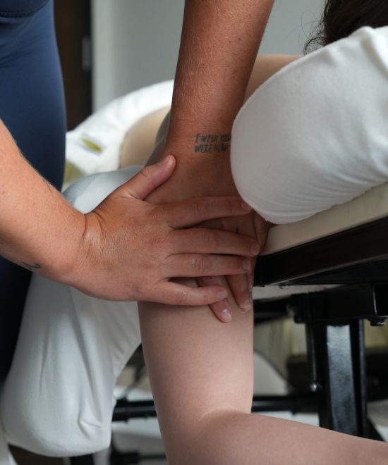 séance d’orthothérapie pour soulager une douleur à l’épaule dans une clinique de massothérapie à Laval