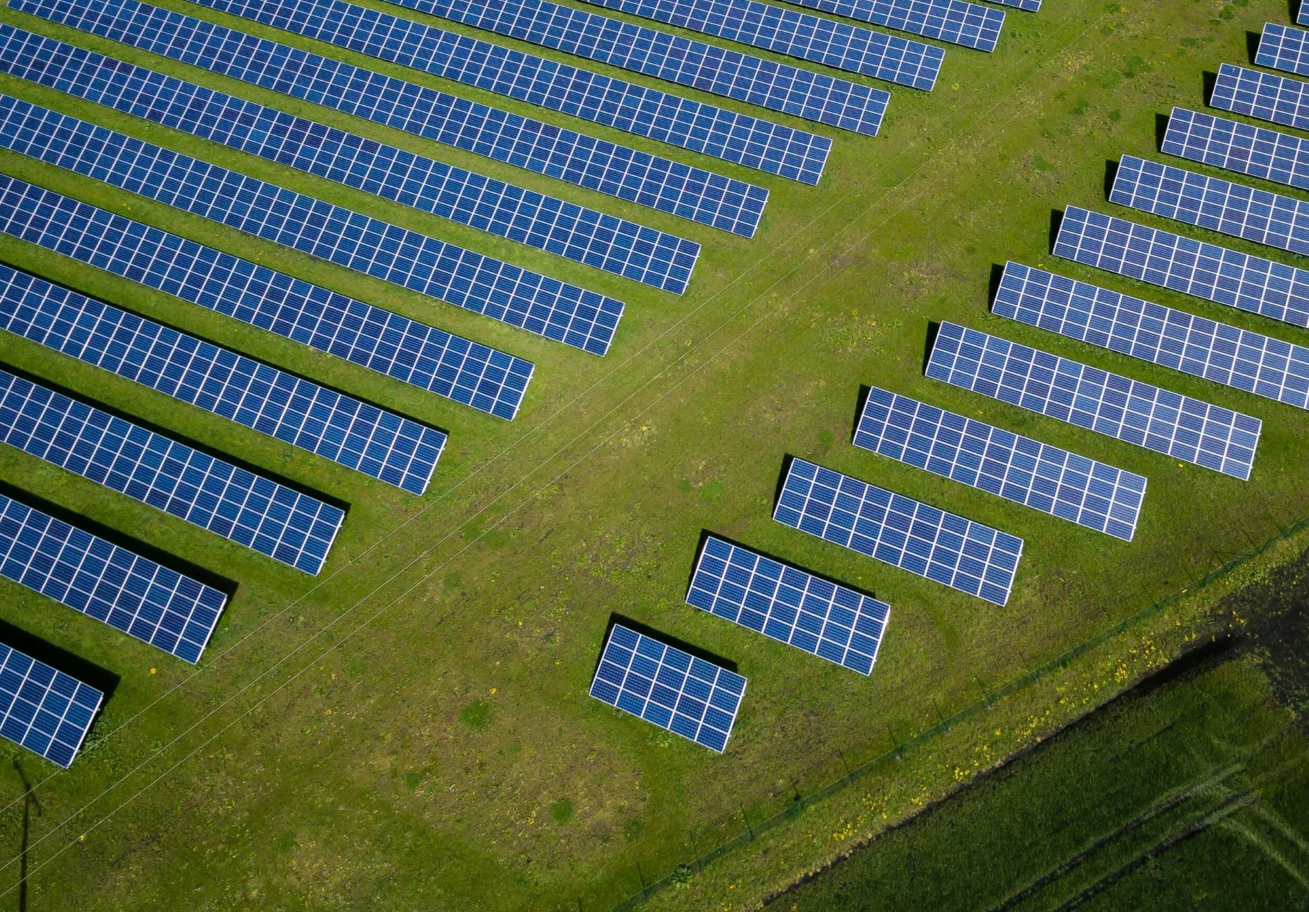 parc fotovoltaic cu panouri solare