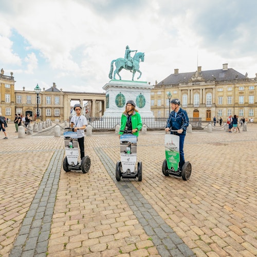 כיכר ארמון אמלינבורג - תזכו לרכוב ישירות אל השטח ולנופף למלכה
