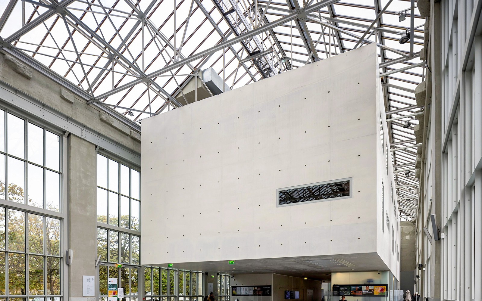 Loob ng Orangerie Museum na may modernong arkitektura at malaking mga bintana.