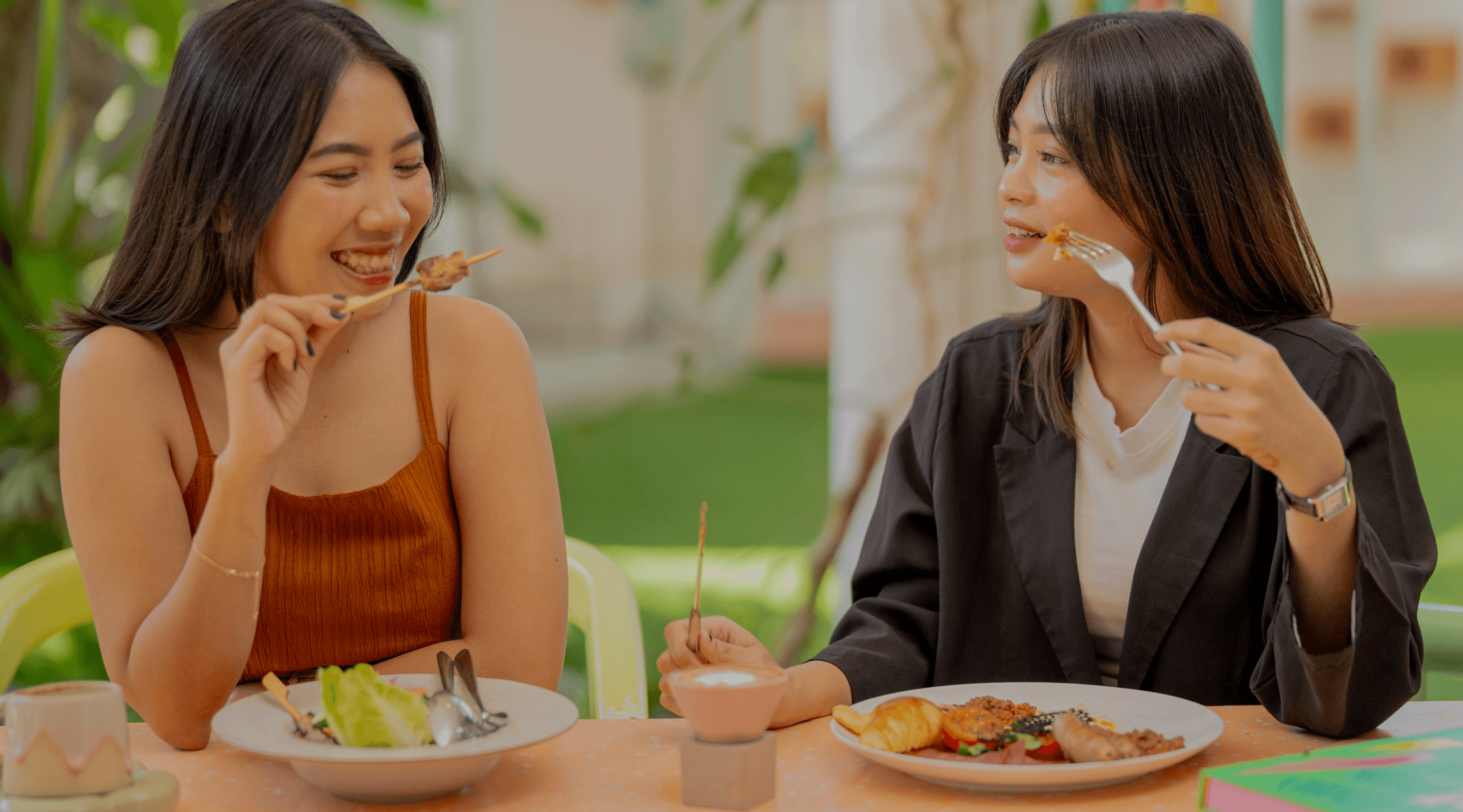 2 woman eating littlegoo food 