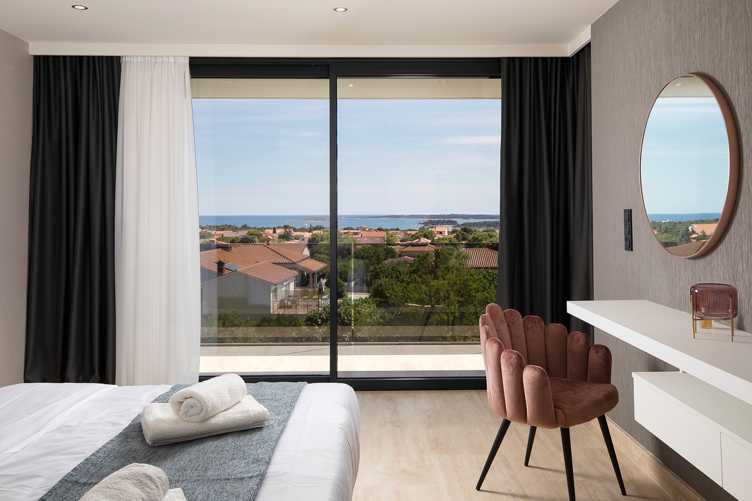 Pogled iz spavaće sobe apartmana