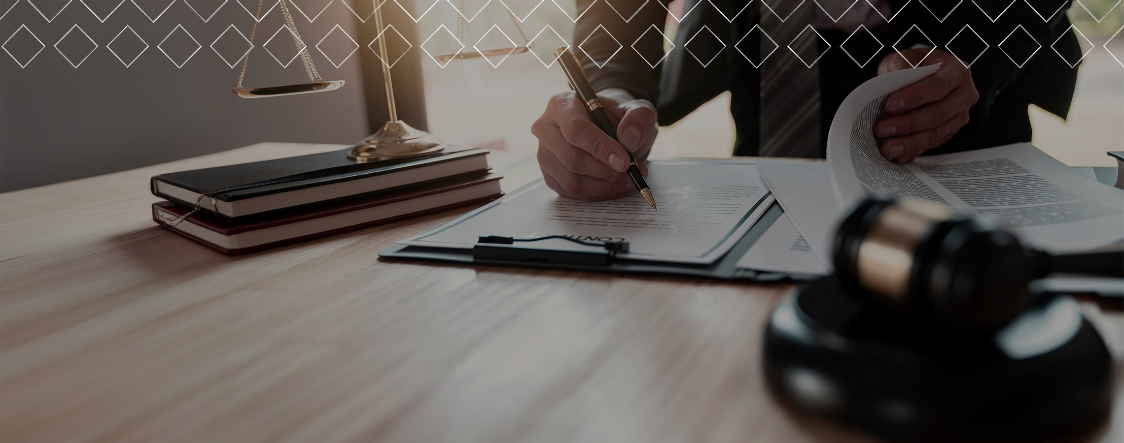 ملفات القضايا القانونية في محكمة الاستئناف السعودية، حيث يتم مراجعة الأحكام وإصدار قرارات نهائية لضمان تحقيق العدالة وفقًا للأنظمة المعمول بها