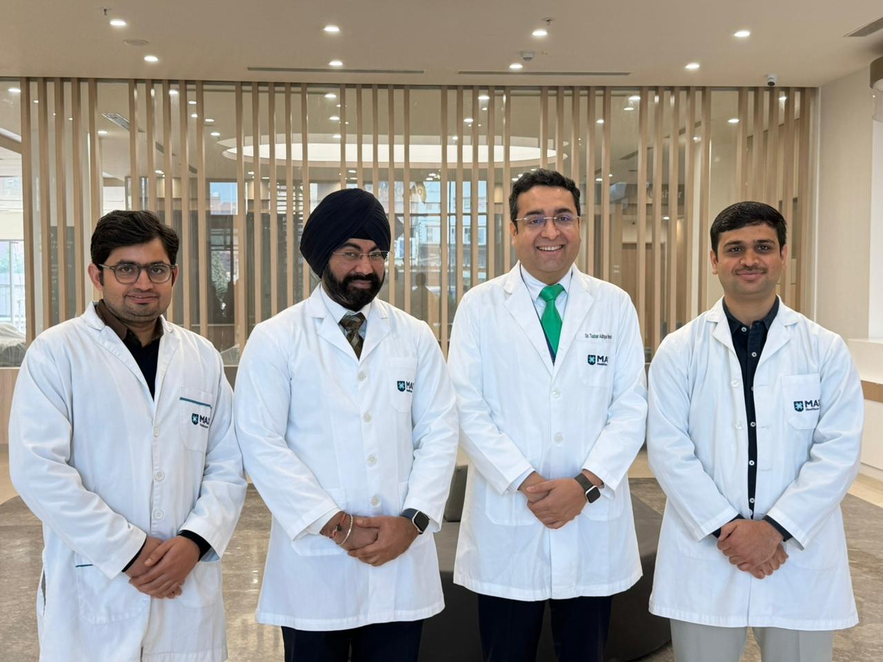 डॉ. Tushar और उनकी clinical care टीम मुस्कुराते हुए Max Smart Hospital में।
