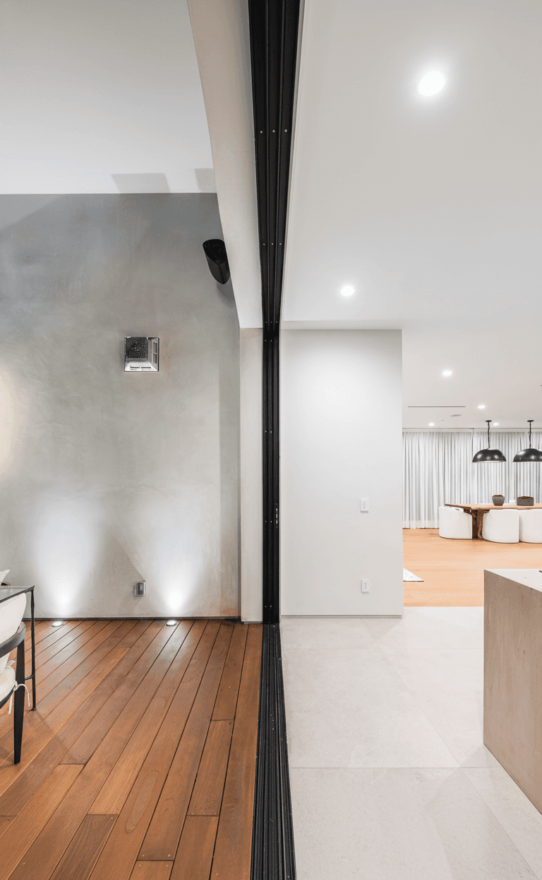 Trockenbauarbeiten in Wien – Handwerker beim Innenausbau eines modernen Wohnprojekts.