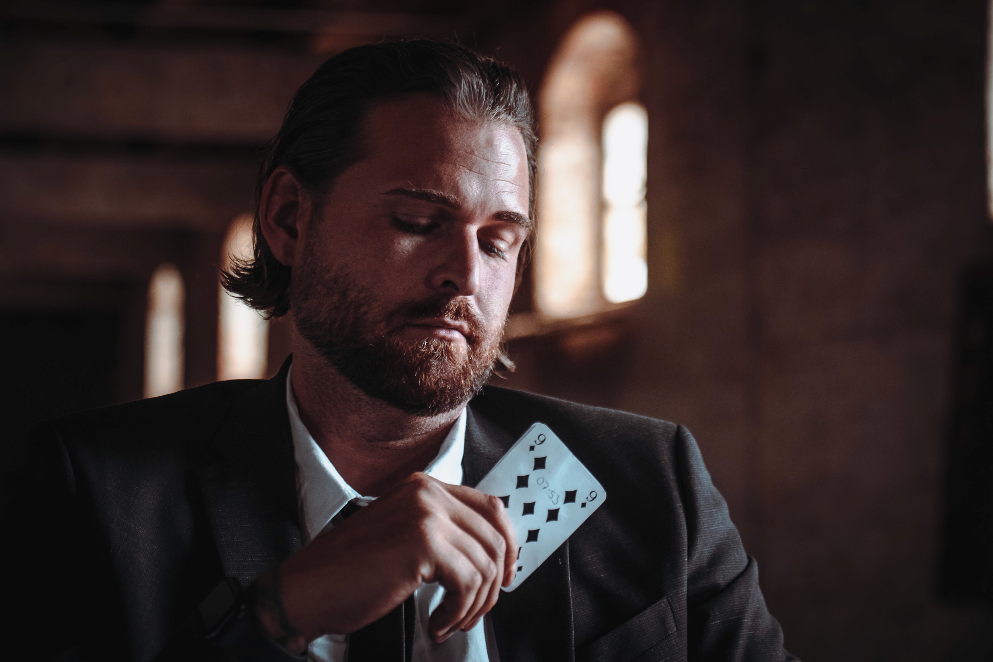 Die Schwarze 9 - Jake hält eine Karte