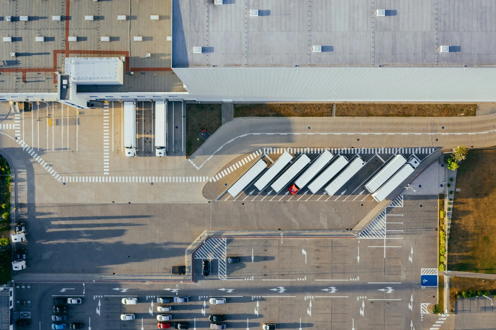 représentation vue du ciel d'un entrepôt effectuant du transport et de la logistique avec des camions