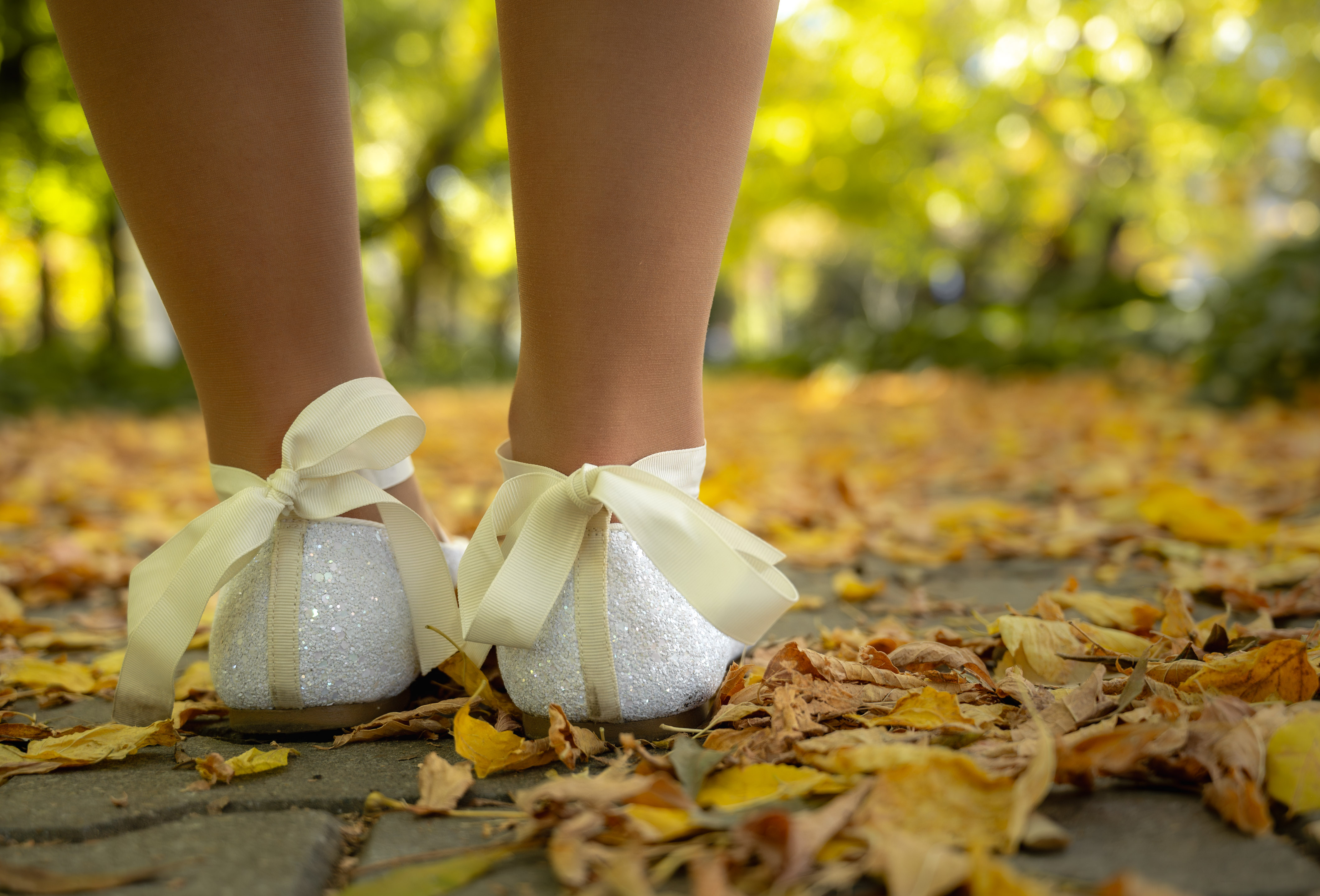 Detaliu cu pantofii miresei după cununia civilă.