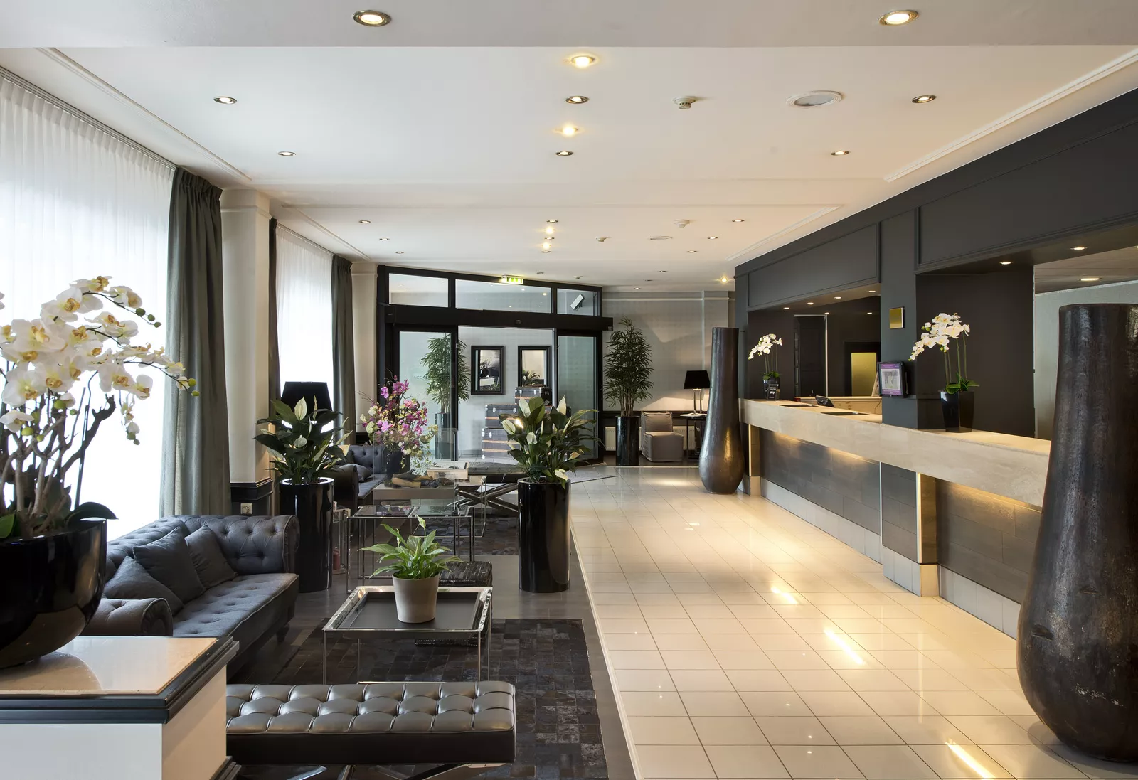 Blick in den EIngangsbereich des Hotels - recht sieht man die Rezeption, links den Loungebereich mit Sitzmöglichkeiten