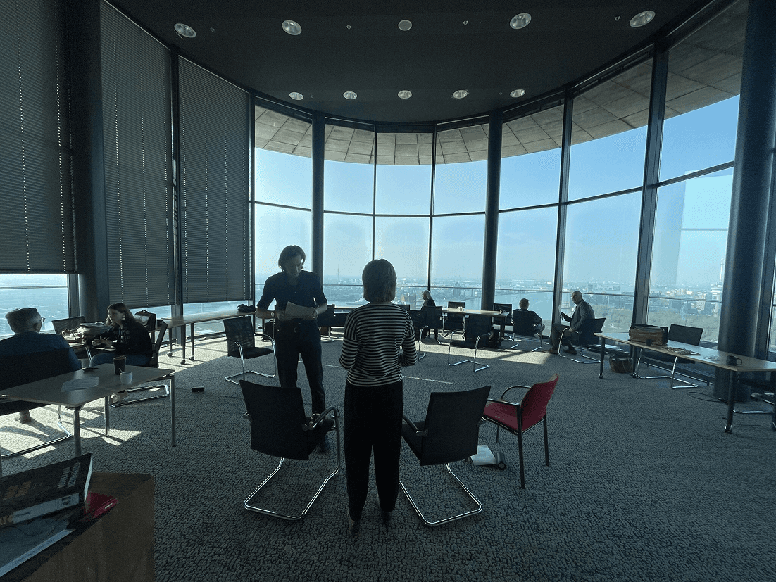 Workshop van Leadership for Life met de directieraad van de Veiligheidsregio Rotterdam-Rijnmond, in een ronde vergaderzaal met panoramisch uitzicht over de haven