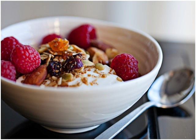 Frühstücksbowl mit Früchten im Café Bears Coffee Bucks