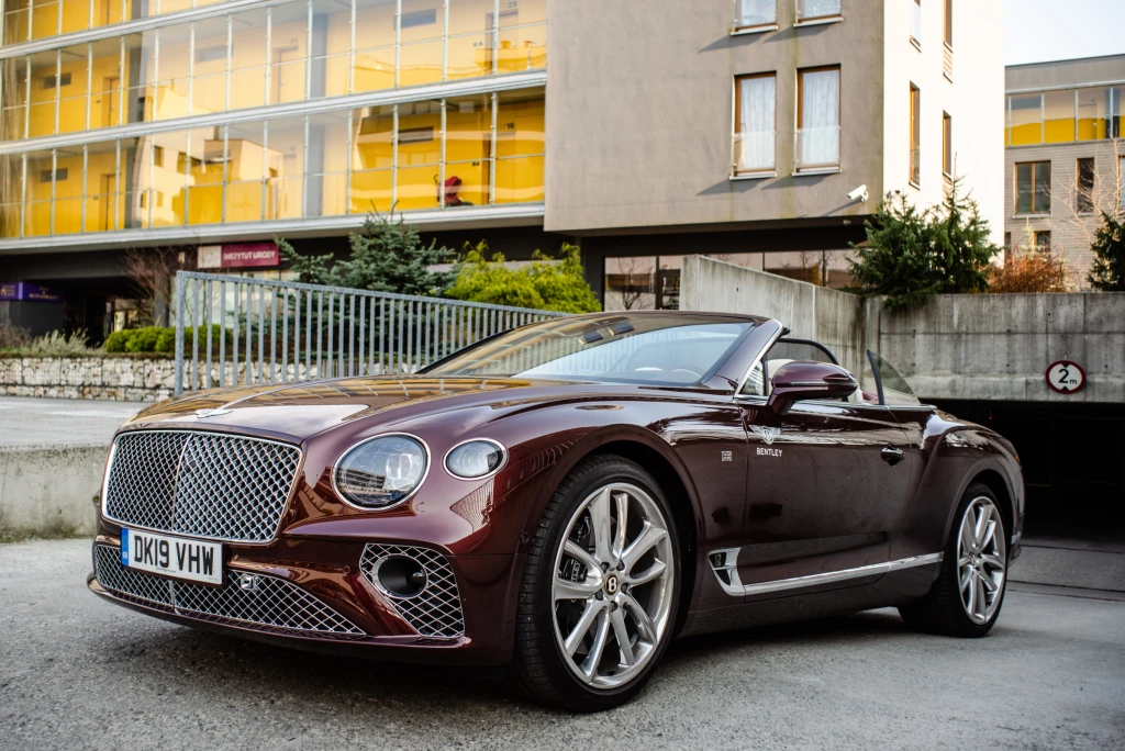 samochód Bentley na zewnątrz w dzień