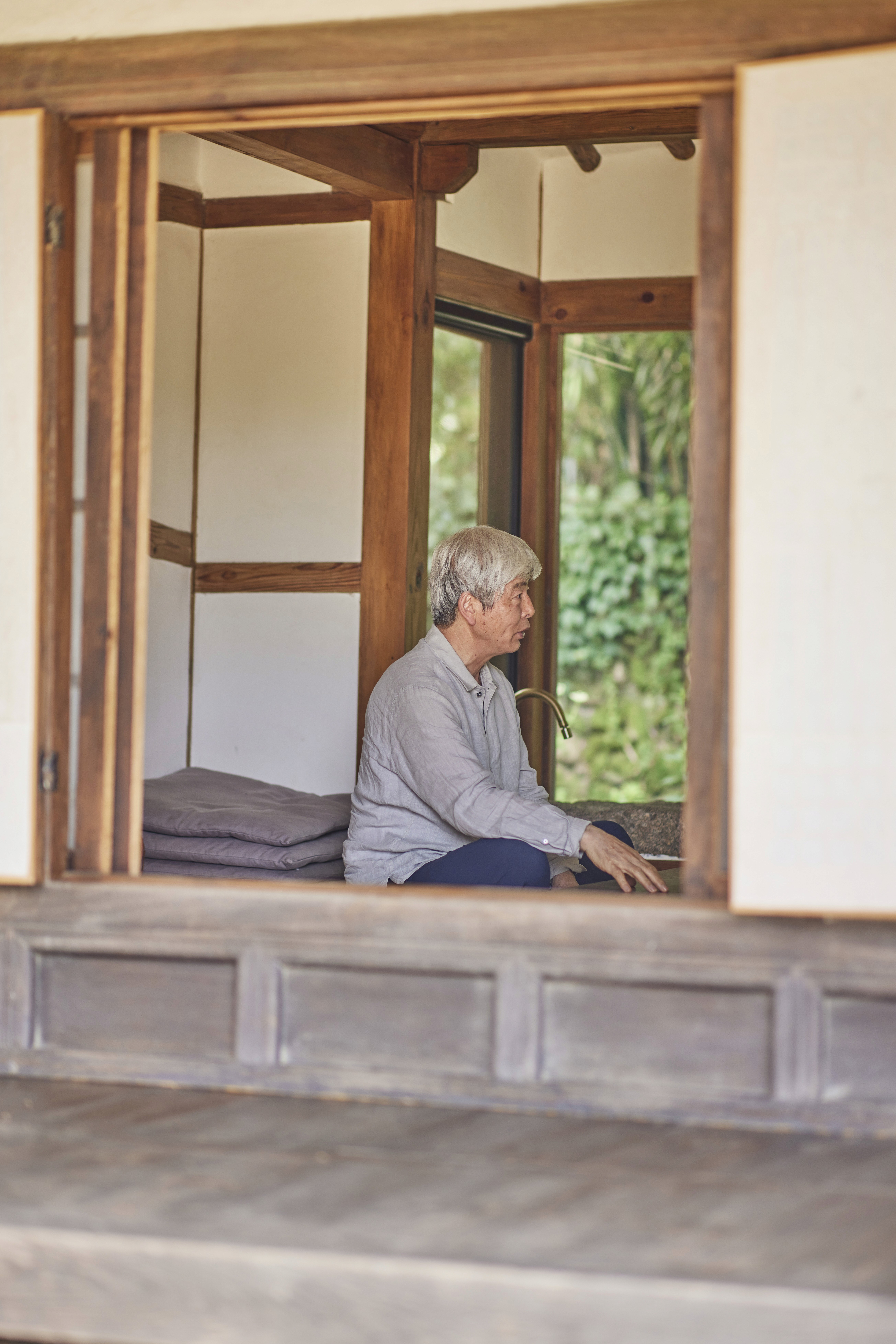 round white and black analog clock