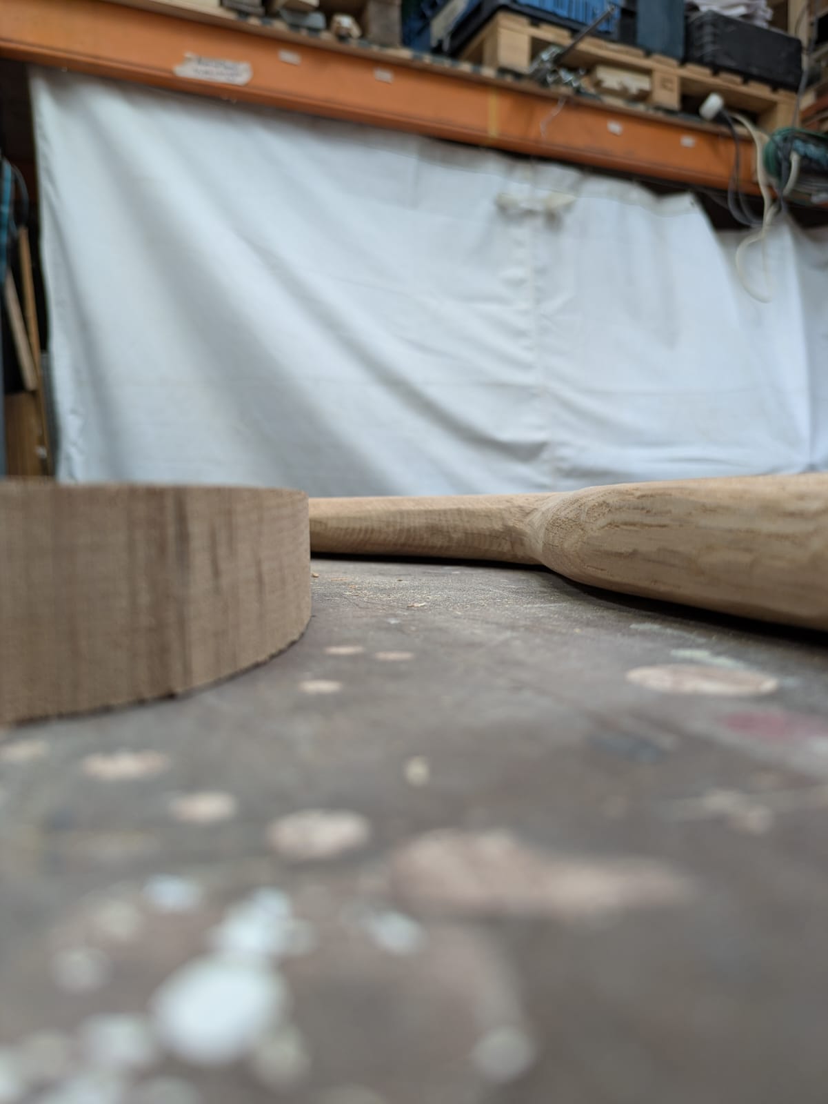 Een oude eikenhouten balk in een atelier die werd gebruikt voor het vervaardigen van nieuwe keukenplanken op maat