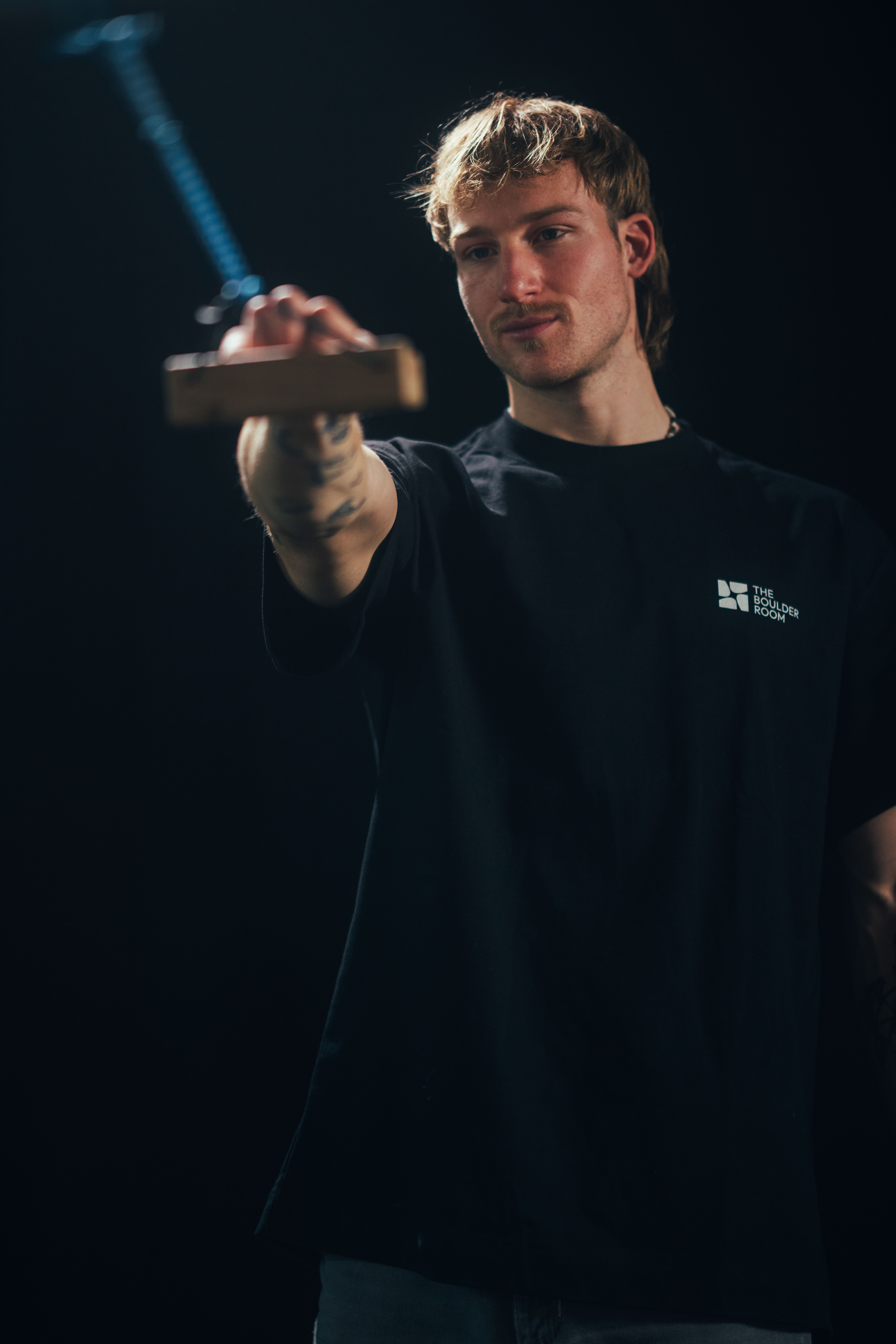 Mit Chalk eingepuderte Hände vor Fels – Griffkraft- und Technikvorbereitung fürs Bouldern und Klettern.