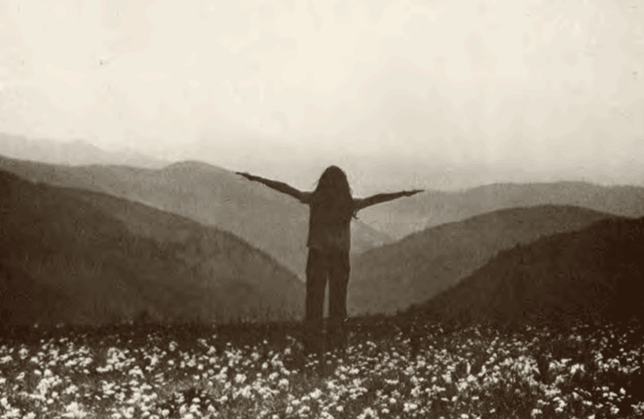 Isometrische Zeichnung eines Bauprojekts mit mehreren Gebäuden und markierten Strukturen in Rot