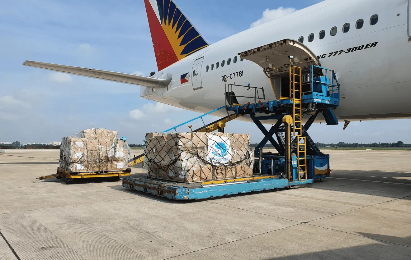 airplane onloading boxes