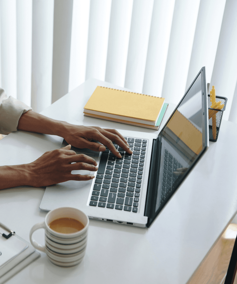 Twee mensen vormen samen met hun handen een hartje, als symbool voor betekenisvolle betrokkenheid en transparantie richting donateurs.