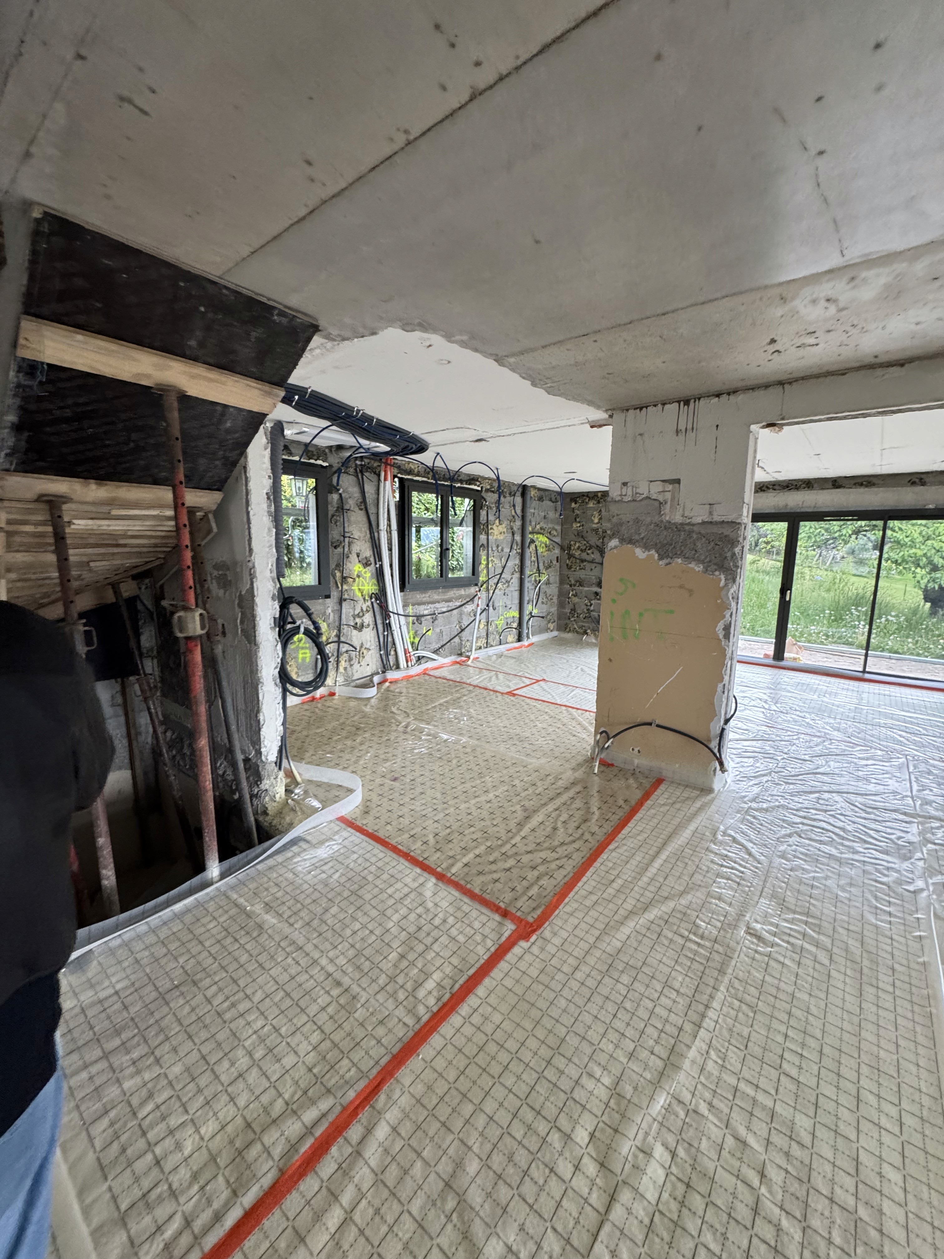 Chantier de rénovation intérieure et travaux d’étanchéité en cours